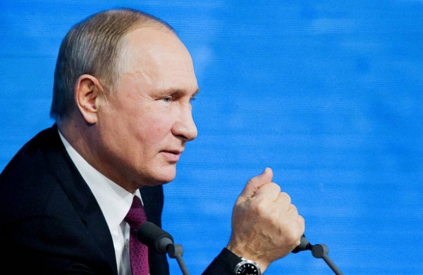 Кремль оскорбила надпись о Путине на мосту