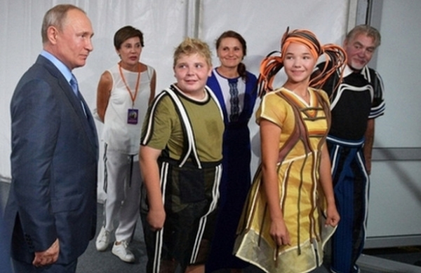 Актеры упали на сцене перед Путиным