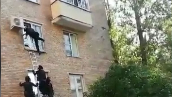 Силовики РФ сконфузились во время штурма квартиры: курьезное видео