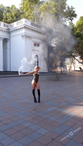 Девушки устроили эротическую фотосессию под мэрией Одессы: фото 18+