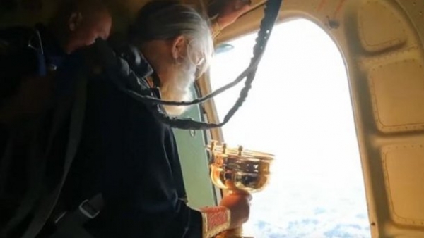 Для защиты людей от алкоголизма и блуда: российские священники из самолета освятили город водой