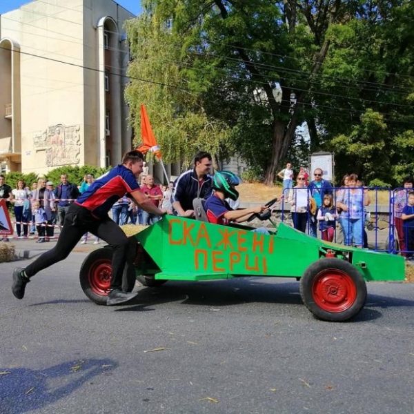 Ванна на колесах и мини-танк: в Черкассах провели гонки на самодельных тачках – эффектные фото