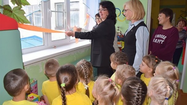 В России помпезно открыли пластиковые окна и балконные двери в детсаду: фото 
