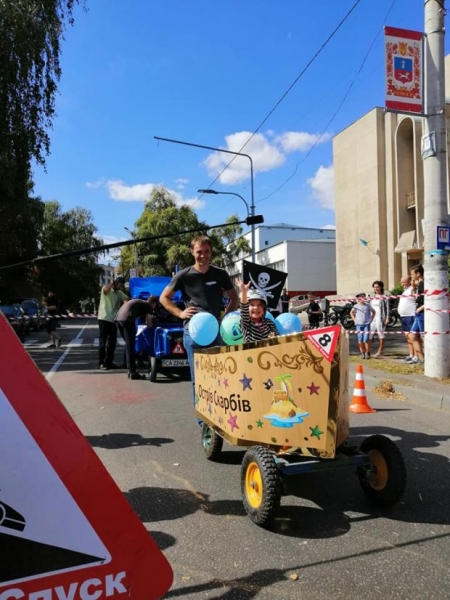 Ванна на колесах и мини-танк: в Черкассах провели гонки на самодельных тачках – эффектные фото