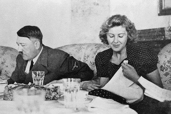 Нижнее белье жены Гитлера продали на аукционе за немалую сумму: фото раритетного комплекта
