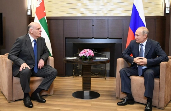 Путин и президент Абхазии провели встречу в Сочи