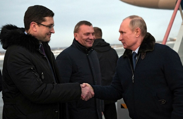 Песков объяснил визит Путина без маски и перчаток