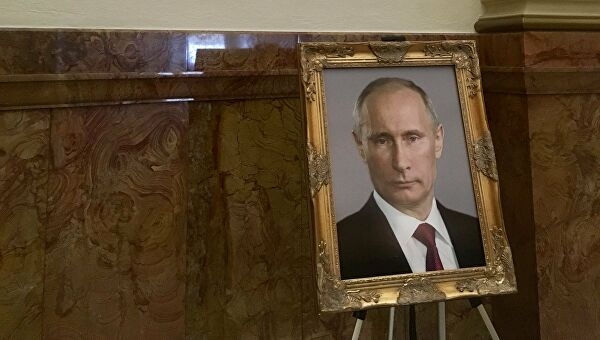 Депутат порвал портрет Путина и попал в руки полиции