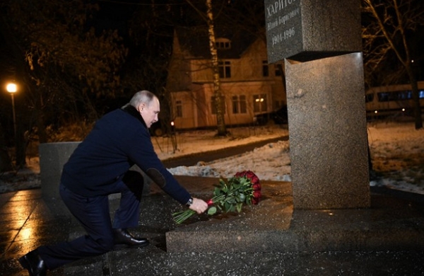 Путин возложил цветы к памятнику академику Харитону
