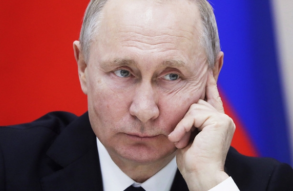 Песков: Путин не принимает решения в противовес оппозиции