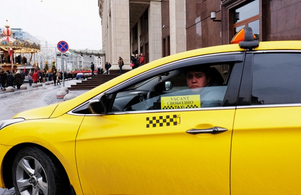 Москвичи сообщили о&nbsp;подорожавших на&nbsp;треть поездках на&nbsp;такси