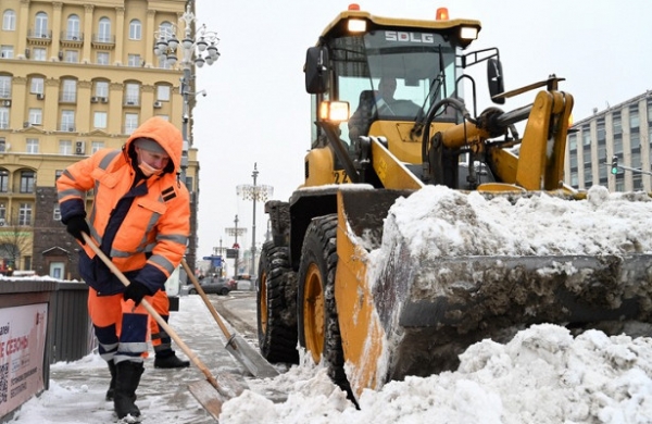 40 тысяч рабочих ликвидируют последствия снегопада в Москве