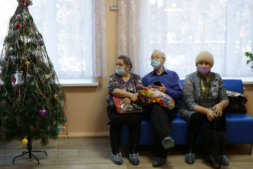 Пожилых людей начинают прививать от коронавируса в Москве