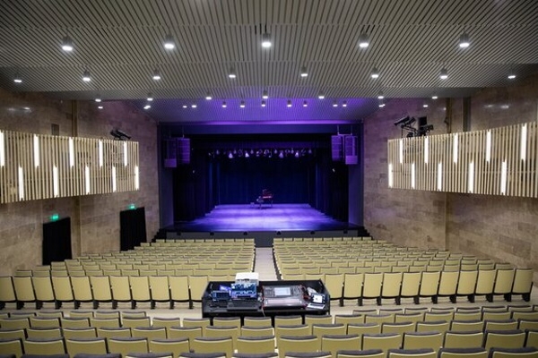 МНПЗ завершил реконструкцию театрального зала в Капотне