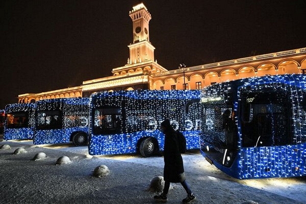 В Москве запустили новогодний транспорт