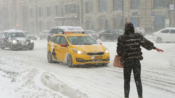 Агрегаторы такси подняли цены из-за снегопада в Москве в 3 раза