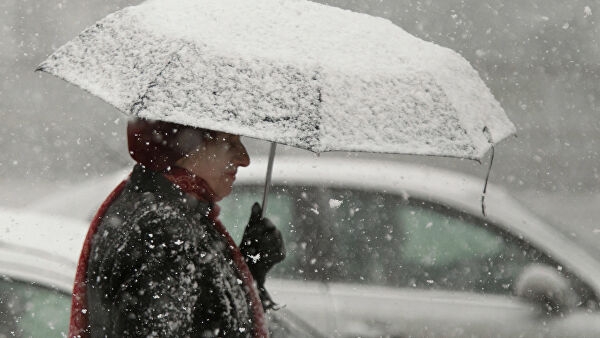 Водителей и пешеходов в Москве предупредили о снегопаде