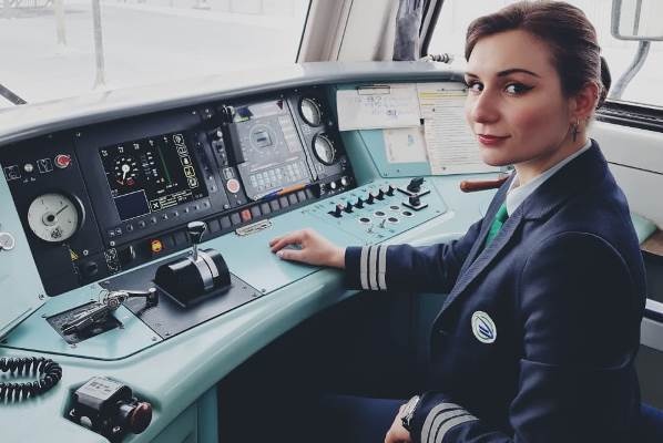 Первая в России женщина-машинист электрички вышла в рейс