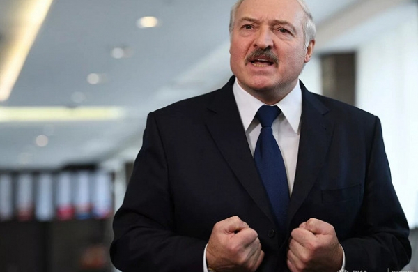 Лукашенко в одиночестве окунулся в крещенскую купель