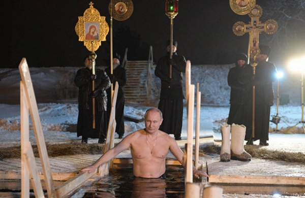 Путин принял участие в крещенских купаниях