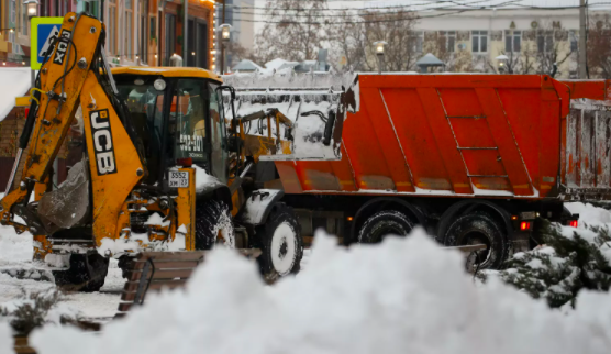 В Армянском переулке перекрыли движение из-за снега