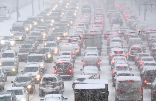 Москвичей предупредили о транспортом коллапсе из-за снегопада