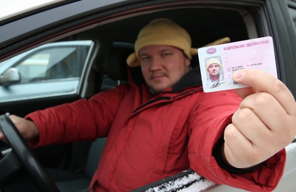 В Госдуме предложили приравнять водительские права к паспорту