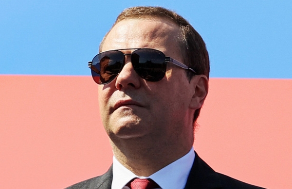 Медведев объяснил фото с фонарями в своей соцсети поддержкой Греты
