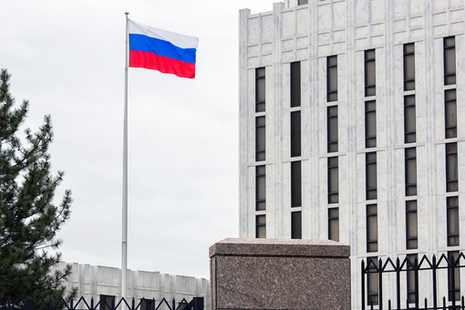 Посольство России в США приспустило флаг в память о жертвах COVID-19