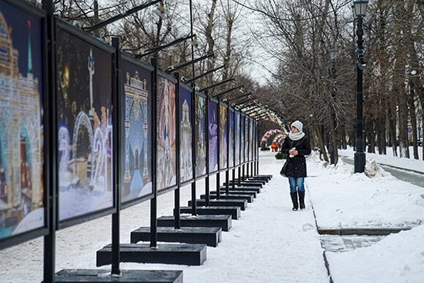 Фотовыставка «Москва новогодняя» заработала на Тверском бульваре