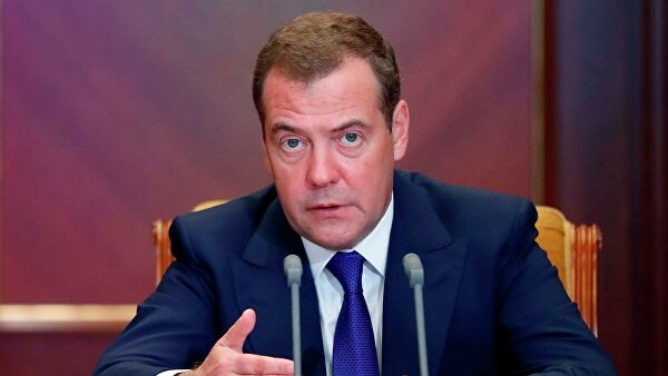 Медведев обсудил с Медведчуком закрытие трех телеканалов