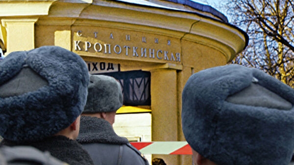 Полиция закрыла вестибюль станции метро «Кропоткинская» в Москве