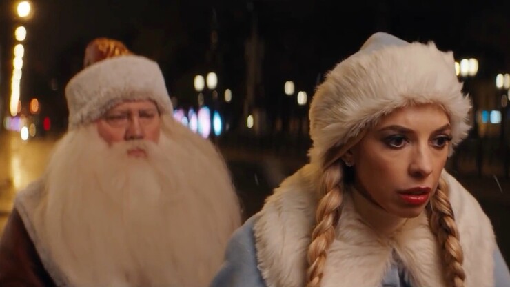 Павел Воля становится внучкой Деда Мороза в свежем трейлере комедии «Снегурочка против всех»