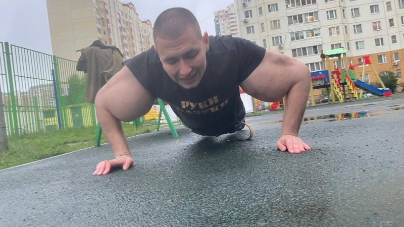 Украинский блогер побил в ринге бодибилдера Руки-базуки, попытавшись сломать ему руку-''базуку''. Видео