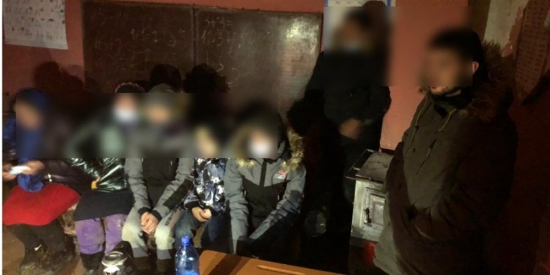 В заброшенной школе в Закарпатской области пограничники обнаружили восьмерых мигрантов из Афганистана