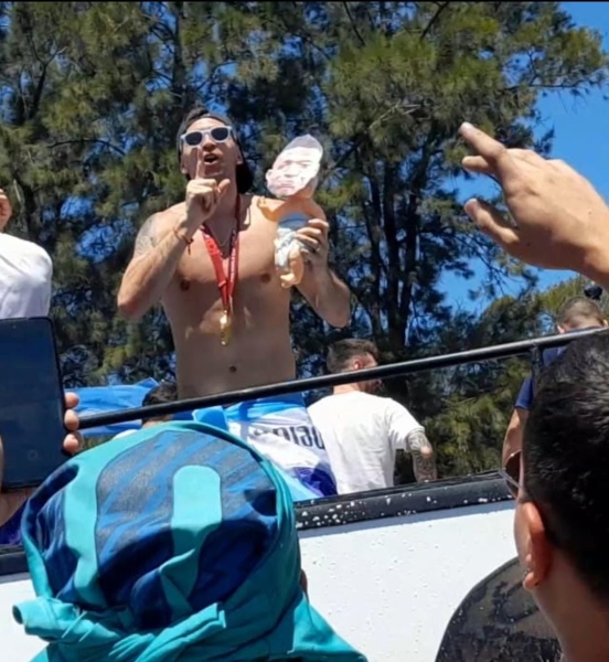Мбаппе – внутренний мем в сборной Аргентины. Мартинес притащил на парад куклу младенца в маске француза