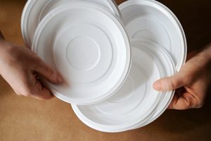 Одноразовые тарелки от компании Деловой Маркет