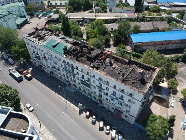 В Краснодаре расчищают крышу жилого дома по ул. Мира, поврежденную пожаром
