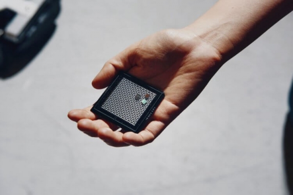На секретной конференции Amazon показали новый чип. Он может изменить будущее искусственного интеллекта