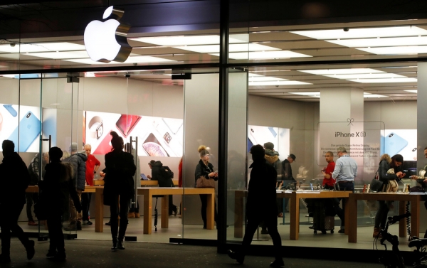 Продажи iPhone упали почти на 20%. Как Apple собирается вернуть интерес покупателей