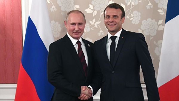 Путин поздравил Макрона с Днем взятия Бастилии