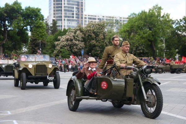 Парад в честь Дня Победы в Краснодаре собрал более 30 тыс. зрителей и участников