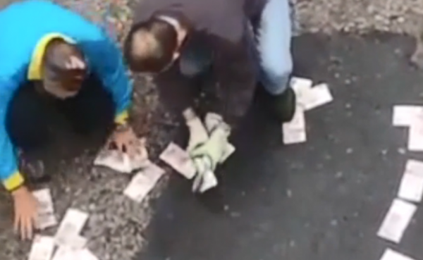 Китаец разбросал 14 тысяч долларов на улице из-за плохого дня: курьезные фото