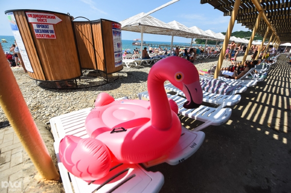 В Анапе девушку унесло в море на надувном фламинго